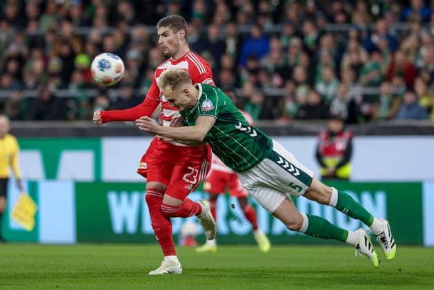 v.li.: Andrej Ilic (1. FC Union Berlin, 26) und Amos Pieper (SV Werder Bremen, 5) im Zweikampf, Duell, Dynamik, Aktion, Action, Spielszene, DIE DFL-RICHTLINIEN UNTERSAGEN JEGLICHE NUTZUNG VON FOTOS ALS SEQUENZBILDER UND ODER VIDEOA?HNLICHE FOTOSTRECKEN. DFL REGULATIONS PROHIBIT ANY USE OF PHOTOGRAPHS AS IMAGE SEQUENCES AND OR QUASI-VIDEO., 24.10.2025, Bremen (Deutschland), Fussball, Bundesliga, SV Werder Bremen - 1. FC Union Berlin