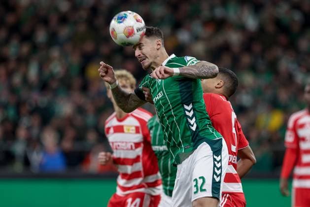Marco Friedl (SV Werder Bremen, 32) beim Kopfball, Aktion, Action, Spielszene, DIE DFL-RICHTLINIEN UNTERSAGEN JEGLICHE NUTZUNG VON FOTOS ALS SEQUENZBILDER UND ODER VIDEOA?HNLICHE FOTOSTRECKEN. DFL REGULATIONS PROHIBIT ANY USE OF PHOTOGRAPHS AS IMAGE SEQUENCES AND OR QUASI-VIDEO., 24.10.2025, Bremen (Deutschland), Fussball, Bundesliga, SV Werder Bremen - 1. FC Union Berlin