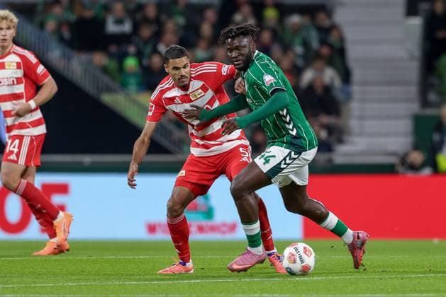 v.li.: Danilho Doekhi (1. FC Union Berlin, 5) und Victor Boniface (SV Werder Bremen, 44) im Zweikampf, Duell, Dynamik, Aktion, Action, Spielszene, DIE DFL-RICHTLINIEN UNTERSAGEN JEGLICHE NUTZUNG VON FOTOS ALS SEQUENZBILDER UND ODER VIDEOA?HNLICHE FOTOSTRECKEN. DFL REGULATIONS PROHIBIT ANY USE OF PHOTOGRAPHS AS IMAGE SEQUENCES AND OR QUASI-VIDEO., 24.10.2025, Bremen (Deutschland), Fussball, Bundesliga, SV Werder Bremen - 1. FC Union Berlin