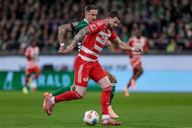 v.li.: Marco Friedl (SV Werder Bremen, 32) und Oliver Burke (1. FC Union Berlin, 7) im Laufduell, Zweikampf, Duell, Dynamik, Aktion, Action, Spielszene, DIE DFL-RICHTLINIEN UNTERSAGEN JEGLICHE NUTZUNG VON FOTOS ALS SEQUENZBILDER UND ODER VIDEOA?HNLICHE FOTOSTRECKEN. DFL REGULATIONS PROHIBIT ANY USE OF PHOTOGRAPHS AS IMAGE SEQUENCES AND OR QUASI-VIDEO., 24.10.2025, Bremen (Deutschland), Fussball, Bundesliga, SV Werder Bremen - 1. FC Union Berlin