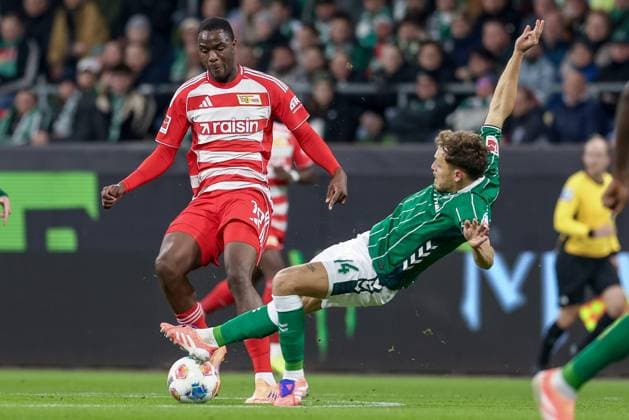 v.li.: Ilyas Ansah (1. FC Union Berlin, 10) und Senne Lynen (SV Werder Bremen, 14) im Zweikampf, Duell, Dynamik, Aktion, Action, Spielszene, DIE DFL-RICHTLINIEN UNTERSAGEN JEGLICHE NUTZUNG VON FOTOS ALS SEQUENZBILDER UND ODER VIDEOA?HNLICHE FOTOSTRECKEN. DFL REGULATIONS PROHIBIT ANY USE OF PHOTOGRAPHS AS IMAGE SEQUENCES AND OR QUASI-VIDEO., 24.10.2025, Bremen (Deutschland), Fussball, Bundesliga, SV Werder Bremen - 1. FC Union Berlin