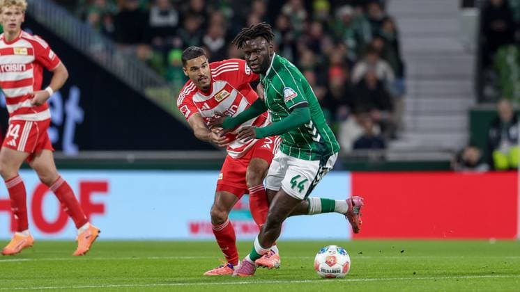 v.li.: Danilho Doekhi (1. FC Union Berlin, 5) und Victor Boniface (SV Werder Bremen, 44) im Zweikampf, Duell, Dynamik, Aktion, Action, Spielszene, DIE DFL-RICHTLINIEN UNTERSAGEN JEGLICHE NUTZUNG VON FOTOS ALS SEQUENZBILDER UND ODER VIDEOA?HNLICHE FOTOSTRECKEN. DFL REGULATIONS PROHIBIT ANY USE OF PHOTOGRAPHS AS IMAGE SEQUENCES AND OR QUASI-VIDEO., 24.10.2025, Bremen (Deutschland), Fussball, Bundesliga, SV Werder Bremen - 1. FC Union Berlin
