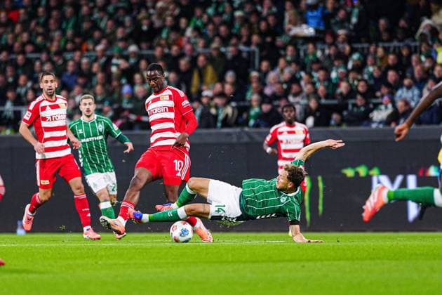 Ilyas Ansah (1. FC Union Berlin, 10), Senne Lynen (SV Werder Bremen, 14) GER, SV Werder Bremen vs. 1. FC Union Berlin, Fussball, Bundesliga, Spieltag 8, Spielzeit 2025 2026, 24.10.2025 DFL REGULATIONS PROHIBIT ANY USE OF PHOTOGRAPHS AS IMAGE SEQUENCES AND OR QUASI-VIDEO GER, SV Werder Bremen vs. 1. FC Union Berlin, Fussball, Bundesliga, Spieltag 8, Spielzeit 2025 2026, 24.10.2025 Bremen Copyright: xEibner-Pressefoto MarcelxvonxFehrnx EP_MFN