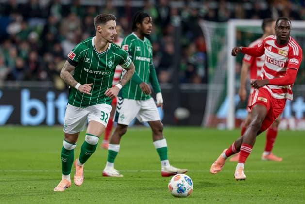 Marco Friedl (SV Werder Bremen, 32) am Ball, Einzelbild, Ganzkörper, Aktion, Action, Spielszene, DIE DFL-RICHTLINIEN UNTERSAGEN JEGLICHE NUTZUNG VON FOTOS ALS SEQUENZBILDER UND ODER VIDEOA?HNLICHE FOTOSTRECKEN. DFL REGULATIONS PROHIBIT ANY USE OF PHOTOGRAPHS AS IMAGE SEQUENCES AND OR QUASI-VIDEO., 24.10.2025, Bremen (Deutschland), Fussball, Bundesliga, SV Werder Bremen - 1. FC Union Berlin