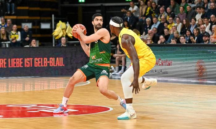 Behnam Yakhchali (Gladiators Trier, 08) gegen Brian Fobbs (EWE BAskets Oldenburg, 04) EWE Baskets Oldenburg vs. Gladiators Trier , Basketball, easyCredit Basketball Bundesliga, 5. Spieltag, Saison 2025 2026, 24.10.2025, EWE Baskets Oldenburg vs. Gladiators Trier, Basketball, easyCredit Basketball Bundesliga, 5. Spieltag, Saison 2025 2026, 24.10.2025 Oldenburg Copyright: xEibner-Pressefoto RobertxGertzenx EP_RGN