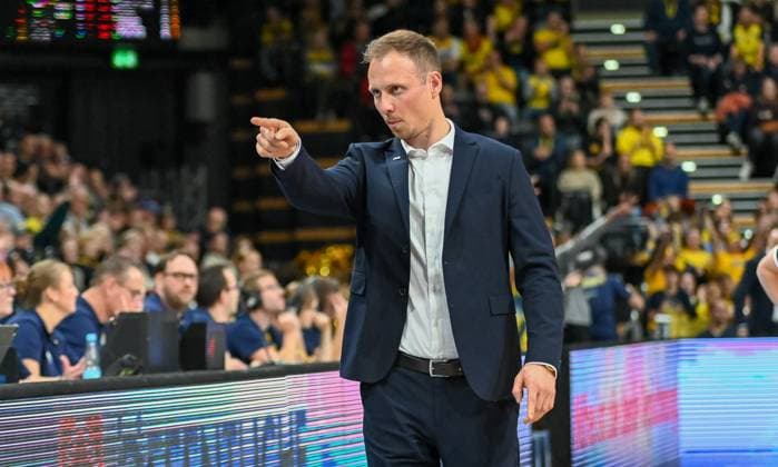 Jacques Schneider (Gladiators Trier, Trainer) gestikuliert EWE Baskets Oldenburg vs. Gladiators Trier , Basketball, easyCredit Basketball Bundesliga, 5. Spieltag, Saison 2025 2026, 24.10.2025, EWE Baskets Oldenburg vs. Gladiators Trier, Basketball, easyCredit Basketball Bundesliga, 5. Spieltag, Saison 2025 2026, 24.10.2025 Oldenburg Copyright: xEibner-Pressefoto RobertxGertzenx EP_RGN