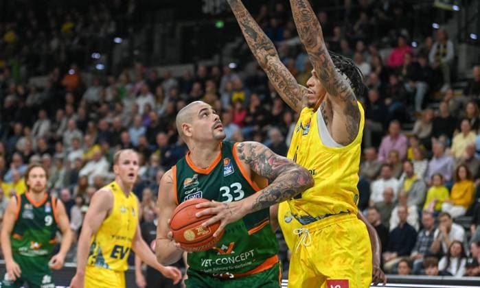 Maik Zirbes (Gladiators Trier, 55) gegen Michale Kyser (EWE Baskets Oldenburg, 12) EWE Baskets Oldenburg vs. Gladiators Trier , Basketball, easyCredit Basketball Bundesliga, 5. Spieltag, Saison 2025 2026, 24.10.2025, EWE Baskets Oldenburg vs. Gladiators Trier, Basketball, easyCredit Basketball Bundesliga, 5. Spieltag, Saison 2025 2026, 24.10.2025 Oldenburg Copyright: xEibner-Pressefoto RobertxGertzenx EP_RGN