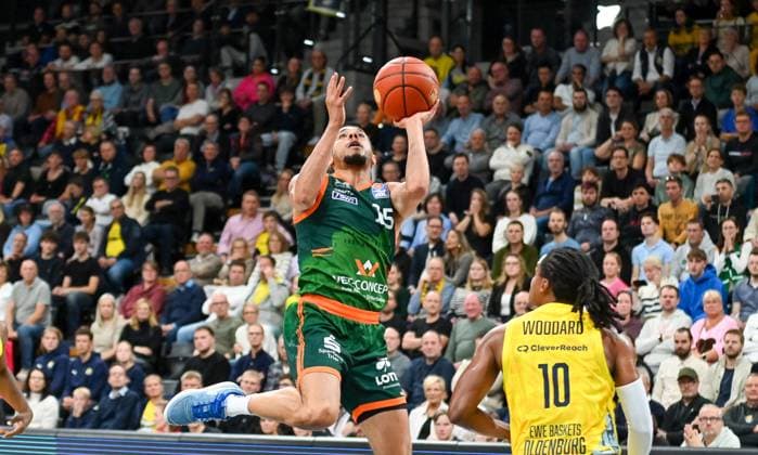 Jordan Roland (Gladiators Trier, 15) auf dem Weg zum Korb, James Woodard (EWE Baskets Oldenburg, 10) beobachtet EWE Baskets Oldenburg vs. Gladiators Trier , Basketball, easyCredit Basketball Bundesliga, 5. Spieltag, Saison 2025 2026, 24.10.2025, EWE Baskets Oldenburg vs. Gladiators Trier, Basketball, easyCredit Basketball Bundesliga, 5. Spieltag, Saison 2025 2026, 24.10.2025 Oldenburg Copyright: xEibner-Pressefoto RobertxGertzenx EP_RGN