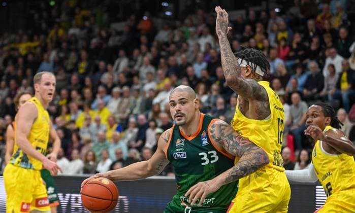 Maik Zirbes (Gladiators Trier, 55) gegen Michale Kyser (EWE Baskets Oldenburg, 12) EWE Baskets Oldenburg vs. Gladiators Trier , Basketball, easyCredit Basketball Bundesliga, 5. Spieltag, Saison 2025 2026, 24.10.2025, EWE Baskets Oldenburg vs. Gladiators Trier, Basketball, easyCredit Basketball Bundesliga, 5. Spieltag, Saison 2025 2026, 24.10.2025 Oldenburg Copyright: xEibner-Pressefoto RobertxGertzenx EP_RGN