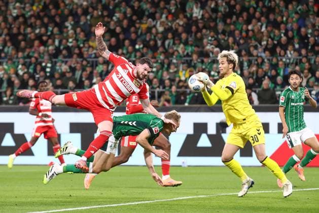 24.10.2025, xtgx, Fussball - 1.Bundesliga SV Werder Bremen - 1.FC Union Berlin v.l. Oliver Burke (Union Berlin, 7), Amos Pieper (Bremen, 5) Zweikampf, Duell, Kampf, tackle, Mio Backhaus (Bremen, 30) Parade, haelt den Ball, faengt den Ball, pariert (DFL DFB REGULATIONS PROHIBIT ANY USE OF PHOTOGRAPHS as IMAGE SEQUENCES and or QUASI-VIDEO) Bremen