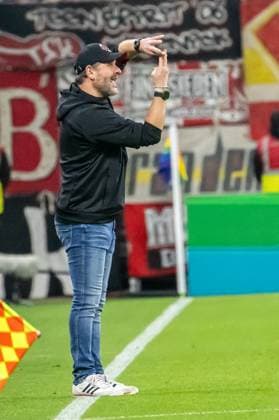GER, 1. FBL, SV Werder Bremen vs Union Berlin 24.10.2025, Weserstadion, Bremen, GER, 1. FBL, SV Werder Bremen vs Union Berlin im Bild Trainer Steffen Baumgart (1.FC Union Berlin) Gestik, Mimik, Emotionen in der Cochingzone am Spielfeldrand,