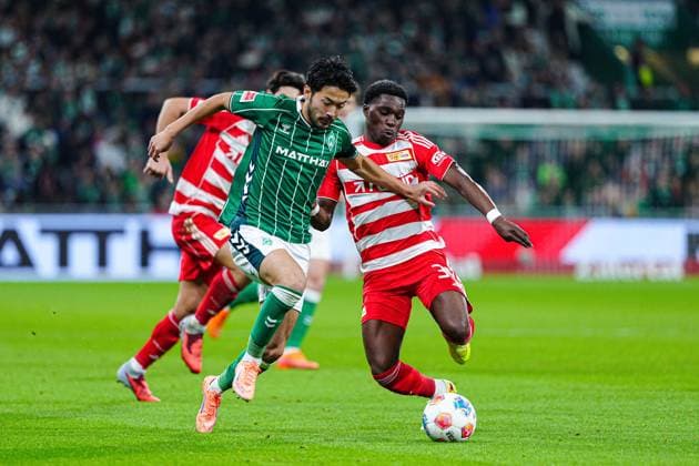 Yukinari Sugawara (SV Werder Bremen, 03), Derrick Koehn (1. FC Union Berlin, 39) GER, SV Werder Bremen vs. 1. FC Union Berlin, Fussball, Bundesliga, Spieltag 8, Spielzeit 2025 2026, 24.10.2025 DFL REGULATIONS PROHIBIT ANY USE OF PHOTOGRAPHS AS IMAGE SEQUENCES AND OR QUASI-VIDEO GER, SV Werder Bremen vs. 1. FC Union Berlin, Fussball, Bundesliga, Spieltag 8, Spielzeit 2025 2026, 24.10.2025 Bremen Copyright: xEibner-Pressefoto MarcelxvonxFehrnx EP_MFN