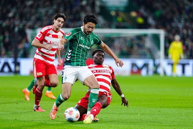 Yukinari Sugawara (SV Werder Bremen, 03), Derrick Koehn (1. FC Union Berlin, 39) GER, SV Werder Bremen vs. 1. FC Union Berlin, Fussball, Bundesliga, Spieltag 8, Spielzeit 2025 2026, 24.10.2025 DFL REGULATIONS PROHIBIT ANY USE OF PHOTOGRAPHS AS IMAGE SEQUENCES AND OR QUASI-VIDEO GER, SV Werder Bremen vs. 1. FC Union Berlin, Fussball, Bundesliga, Spieltag 8, Spielzeit 2025 2026, 24.10.2025 Bremen Copyright: xEibner-Pressefoto MarcelxvonxFehrnx EP_MFN