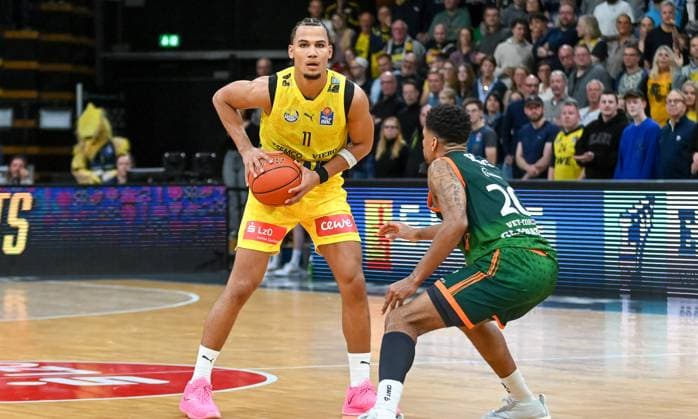 Nicholas Tischler (EWE Baskets Oldenburg, 11) gegen Urald King (Gladiators Trier, 20) EWE Baskets Oldenburg vs. Gladiators Trier , Basketball, easyCredit Basketball Bundesliga, 5. Spieltag, Saison 2025 2026, 24.10.2025, EWE Baskets Oldenburg vs. Gladiators Trier, Basketball, easyCredit Basketball Bundesliga, 5. Spieltag, Saison 2025 2026, 24.10.2025 Oldenburg Copyright: xEibner-Pressefoto RobertxGertzenx EP_RGN
