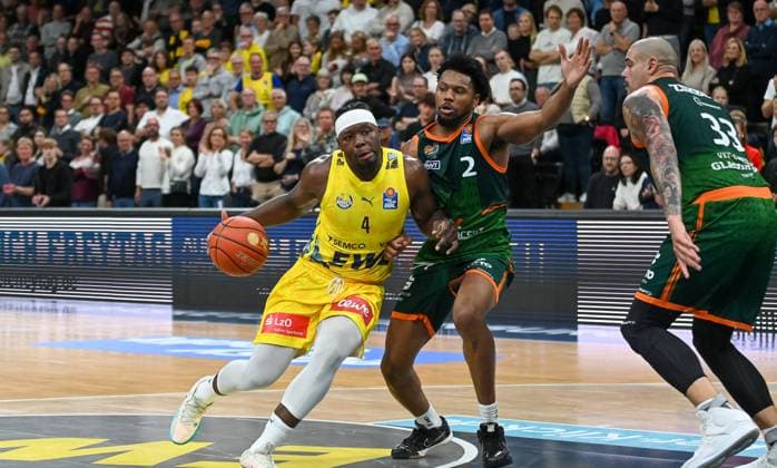 Brian Fobbs (EWE Baskets Oldenburg, 04) gegen Dexter Akanno (Gladiators Trier, 02) EWE Baskets Oldenburg vs. Gladiators Trier , Basketball, easyCredit Basketball Bundesliga, 5. Spieltag, Saison 2025 2026, 24.10.2025, EWE Baskets Oldenburg vs. Gladiators Trier, Basketball, easyCredit Basketball Bundesliga, 5. Spieltag, Saison 2025 2026, 24.10.2025 Oldenburg Copyright: xEibner-Pressefoto RobertxGertzenx EP_RGN