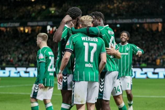 Spieler des SV Werder Bremen mit Torjubel, Jubel, jubeln, jubelt, optimistisch, Spielszene, Highlight, Freude über das Tor zum 1:0 durch Torschütze Marco Grüll (SV Werder Bremen, 17), DIE DFL-RICHTLINIEN UNTERSAGEN JEGLICHE NUTZUNG VON FOTOS ALS SEQUENZBILDER UND ODER VIDEOA?HNLICHE FOTOSTRECKEN. DFL REGULATIONS PROHIBIT ANY USE OF PHOTOGRAPHS AS IMAGE SEQUENCES AND OR QUASI-VIDEO., 24.10.2025, Bremen (Deutschland), Fussball, Bundesliga, SV Werder Bremen - 1. FC Union Berlin