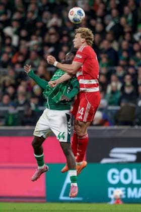 v.li.: Victor Boniface (SV Werder Bremen, 44) und Leopold Querfeld (1. FC Union Berlin, 14) im Kopfballduell, Kopfball, Zweikampf, Action, Aktion, Spielszene, DIE DFL-RICHTLINIEN UNTERSAGEN JEGLICHE NUTZUNG VON FOTOS ALS SEQUENZBILDER UND ODER VIDEOA?HNLICHE FOTOSTRECKEN. DFL REGULATIONS PROHIBIT ANY USE OF PHOTOGRAPHS AS IMAGE SEQUENCES AND OR QUASI-VIDEO., 24.10.2025, Bremen (Deutschland), Fussball, Bundesliga, SV Werder Bremen - 1. FC Union Berlin