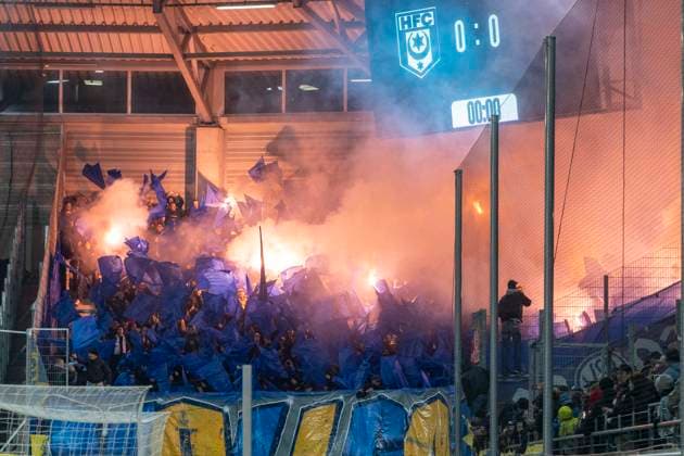Regionalliga Nordost -Saison 25 26 Hallescher FC vs. 1.FC Lok Leipzig Halle, Deutschland 24.Oktober 2025: Im Bild:Fanblock Leipzig, Feuer, Rauch, Bengali, Bengalis, bengalisches Feuer, zünden, zuenden Feuerwerk, Rauchbombe, Halle Saale Leuna Chemie Stadion Sachsen-Anhalt Deutschland