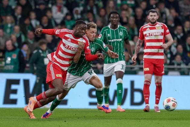 v.li.: Ilyas Ansah (1. FC Union Berlin, 10) und Senne Lynen (SV Werder Bremen, 14) im Zweikampf, Duell, Dynamik, Aktion, Action, Spielszene, DIE DFL-RICHTLINIEN UNTERSAGEN JEGLICHE NUTZUNG VON FOTOS ALS SEQUENZBILDER UND ODER VIDEOA?HNLICHE FOTOSTRECKEN. DFL REGULATIONS PROHIBIT ANY USE OF PHOTOGRAPHS AS IMAGE SEQUENCES AND OR QUASI-VIDEO., 24.10.2025, Bremen (Deutschland), Fussball, Bundesliga, SV Werder Bremen - 1. FC Union Berlin