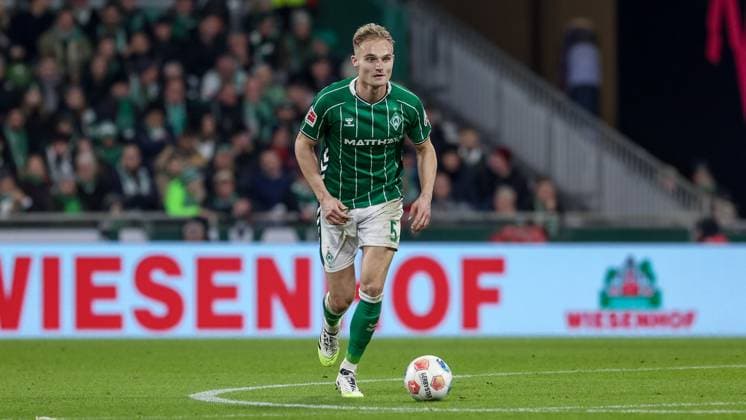 Amos Pieper (SV Werder Bremen, 5) am Ball, Freisteller, Einzelbild, Ganzkörper, Aktion, Action, Spielszene, DIE DFL-RICHTLINIEN UNTERSAGEN JEGLICHE NUTZUNG VON FOTOS ALS SEQUENZBILDER UND ODER VIDEOA?HNLICHE FOTOSTRECKEN. DFL REGULATIONS PROHIBIT ANY USE OF PHOTOGRAPHS AS IMAGE SEQUENCES AND OR QUASI-VIDEO., 24.10.2025, Bremen (Deutschland), Fussball, Bundesliga, SV Werder Bremen - 1. FC Union Berlin