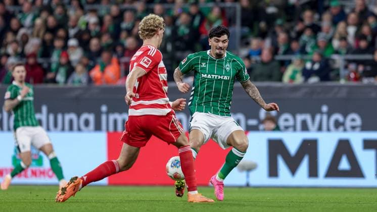 v.li.: Leopold Querfeld (1. FC Union Berlin, 14) und Cameron Puertas (SV Werder Bremen, 18) im Zweikampf, Duell, Dynamik, Aktion, Action, Spielszene, DIE DFL-RICHTLINIEN UNTERSAGEN JEGLICHE NUTZUNG VON FOTOS ALS SEQUENZBILDER UND ODER VIDEOA?HNLICHE FOTOSTRECKEN. DFL REGULATIONS PROHIBIT ANY USE OF PHOTOGRAPHS AS IMAGE SEQUENCES AND OR QUASI-VIDEO., 24.10.2025, Bremen (Deutschland), Fussball, Bundesliga, SV Werder Bremen - 1. FC Union Berlin