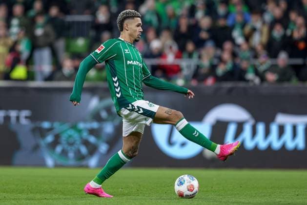 Justin Njinmah (SV Werder Bremen, 11) am Ball, Freisteller, Einzelbild, Ganzkörper, Aktion, Action, Spielszene, DIE DFL-RICHTLINIEN UNTERSAGEN JEGLICHE NUTZUNG VON FOTOS ALS SEQUENZBILDER UND ODER VIDEOA?HNLICHE FOTOSTRECKEN. DFL REGULATIONS PROHIBIT ANY USE OF PHOTOGRAPHS AS IMAGE SEQUENCES AND OR QUASI-VIDEO., 24.10.2025, Bremen (Deutschland), Fussball, Bundesliga, SV Werder Bremen - 1. FC Union Berlin