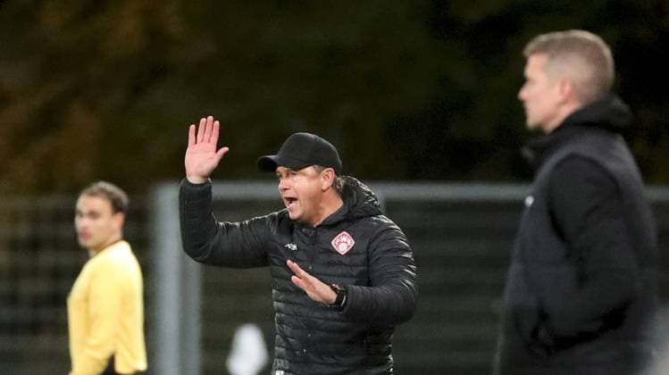 24.10.2025, xfsx, Herren, Fussball, Saison 2025 2026, Regionalliga Bayern, 15. Spieltag: SV Wacker Bughausen - FC Wuerzburger Kickers v.li.: Trainer Marc Reitmaier (FC Wuerzburger Kickers) gibt Anweisungen, gestikuliert, mit den Armen gestikulieren, gives instructions, gesticulate, Trainer Lars Bender (SV Wacker Burghausen) Burghausen Wacker-Arena Bayern Deutschland