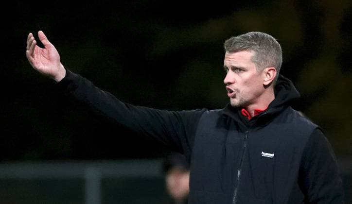 24.10.2025, xfsx, Herren, Fussball, Saison 2025 2026, Regionalliga Bayern, 15. Spieltag: SV Wacker Bughausen - FC Wuerzburger Kickers v.li.: Trainer Lars Bender (SV Wacker Burghausen) gibt Anweisungen, gestikuliert, mit den Armen gestikulieren, gives instructions, gesticulate, Einzelbild Burghausen Wacker-Arena Bayern Deutschland