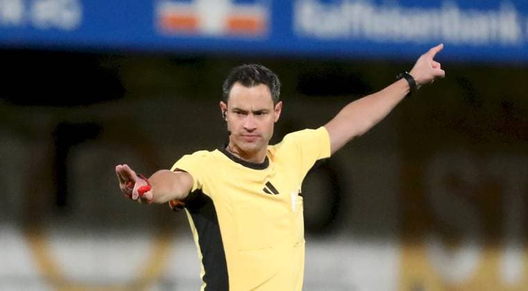 24.10.2025, xfsx, Herren, Fussball, Saison 2025 2026, Regionalliga Bayern, 15. Spieltag: SV Wacker Bughausen - FC Wuerzburger Kickers v.li.: Schiedsrichter Lothar Ostheimer gibt Anweisungen, gestikuliert, mit den Armen gestikulieren, gives instructions, gesticulate, Einzelbild Burghausen Wacker-Arena Bayern Deutschland