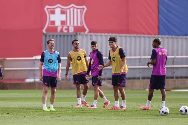 October 25, 2025, Sant Joan Despi, Barcelona, SPAIN: Frenkie de Jong, Eric Garcia, Pedri, Pau Cubarsi and Lamine Yamal during the training day of FC Barcelona, Barca ahead the Spanish League, La Liga EA Sports, football match against Real Madrid at Ciudad Esportiva Joan Gamper on October 25, 2025 in Sant Joan Despi, Barcelona, Spain. Sant Joan Despi SPAIN - ZUMAa181 20251025_zaa_a181_008 Copyright: xJavierxBorregox
