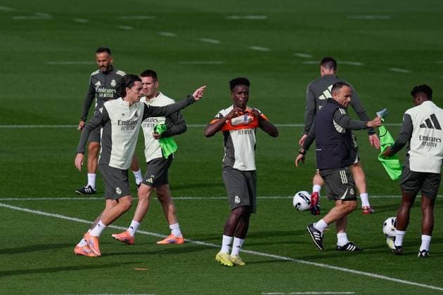 October 25, 2025, Valdebebas, Madrid, Spain: Alvaro Carreras and Vinicius Junior during the Real Madrid training session ahead their upcoming Spanish League, LaLiga EA Sports, football match against FC Barcelona, Barca at Ciudad Deportiva Real Madrid on October 25, 2025, in Valdebebas, Madrid, Spain. Valdebebas Spain - ZUMAa181 20251025_zaa_a181_081 Copyright: xDennisxAgyemanx