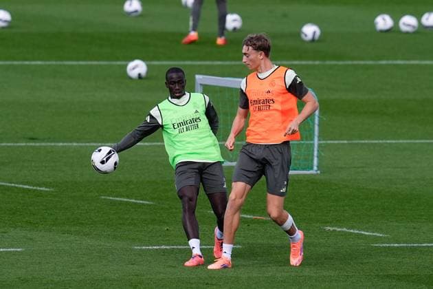 October 25, 2025, Valdebebas, Madrid, Spain: Dean Huijsen and Ferland Mendy during the Real Madrid training session ahead their upcoming Spanish League, LaLiga EA Sports, football match against FC Barcelona, Barca at Ciudad Deportiva Real Madrid on October 25, 2025, in Valdebebas, Madrid, Spain. Valdebebas Spain - ZUMAa181 20251025_zaa_a181_091 Copyright: xDennisxAgyemanx