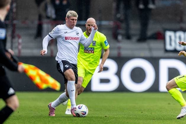 Fussball, Saison 2025 2026, 3. Liga, Sportclub Arena Verl, 12. Spieltag, SC Verl - SSV Ulm 1846 Fußball, 25.10.2025 25.10.2025, Fussball, Saison 2025 2026, 3. Liga, Sportclub Arena Verl, 12. Spieltag, SC Verl - SSV Ulm 1846 Fußball, v.l. 23 Alessio Besio (SC Verl), 21 Marcel Seegert (SSV Ulm 1846 Fußball) Foto: Lucca Fundel Verl Sportclub Arena Nordrheinwestfalen Deutschland