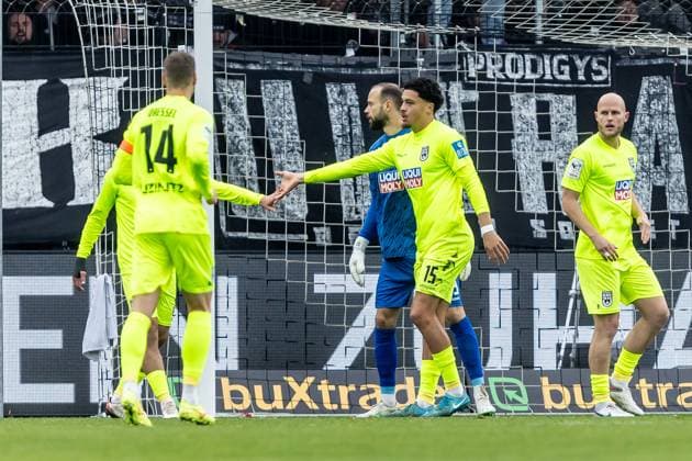 Fussball, Saison 2025 2026, 3. Liga, Sportclub Arena Verl, 12. Spieltag, SC Verl - SSV Ulm 1846 Fußball, 25.10.2025 25.10.2025, Fussball, Saison 2025 2026, 3. Liga, Sportclub Arena Verl, 12. Spieltag, SC Verl - SSV Ulm 1846 Fußball, Abklatschen nach Rettungsaktion 15 David Jonas (SSV Ulm 1846 Fußball) Foto: Lucca Fundel Verl Sportclub Arena Nordrheinwestfalen Deutschland