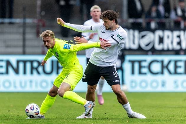 Fussball, Saison 2025 2026, 3. Liga, Sportclub Arena Verl, 12. Spieltag, SC Verl - SSV Ulm 1846 Fußball, 25.10.2025 25.10.2025, Fussball, Saison 2025 2026, 3. Liga, Sportclub Arena Verl, 12. Spieltag, SC Verl - SSV Ulm 1846 Fußball, v.l. 8 Ben Westermeier (SSV Ulm 1846 Fußball), 34 Fynn Otto (SC Verl) Foto: Lucca Fundel Verl Sportclub Arena Nordrheinwestfalen Deutschland