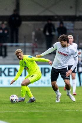 Fussball, Saison 2025 2026, 3. Liga, Sportclub Arena Verl, 12. Spieltag, SC Verl - SSV Ulm 1846 Fußball, 25.10.2025 25.10.2025, Fussball, Saison 2025 2026, 3. Liga, Sportclub Arena Verl, 12. Spieltag, SC Verl - SSV Ulm 1846 Fußball, v.l. 8 Ben Westermeier (SSV Ulm 1846 Fußball), 34 Fynn Otto (SC Verl) Foto: Lucca Fundel Verl Sportclub Arena Nordrheinwestfalen Deutschland
