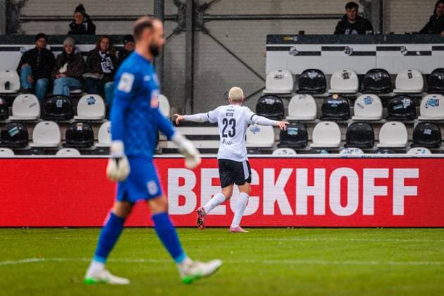 Alessio Besio (SC Verl, 23) jubelt nach Tor zum 2:0, Christian Ortag (SSV Ulm 1846, 39) im Vordergrund GER, SC Verl vs. SSV Ulm 1846, Fussball, 3. Liga, 12. Spieltag, Spielzeit 2025 2026, 25.10.2025 DFL Regulations prohibit any use of photographers as image sequences and or quasi-video. GER, SC Verl vs. SSV Ulm 1846, Fussball, 3. Liga, 12. Spieltag, Spielzeit 2025 2026, 25.10.2025 Verl Copyright: xEibner-Pressefoto JanxRollingerx EP_JSK