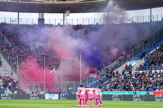 Die Fans vom 1. FC Heidenheim zünden in der Fankurve Pyrotechnik, Stimmung im Stadion, Atmosphäre, Pyro, Pyros, Ultras, Zuschauer, Fanblock, Chaoten, Bengalo, Bengalos, Feuerwerk, flare, 25.10.2025, Sinsheim (Deutschland), Fussball, Bundesliga, TSG 1899 Hoffenheim - 1. FC Heidenheim, DFB DFL REGULATIONS PROHIBIT ANY USE OF PHOTOGRAPHS AS IMAGE SEQUENCES AND OR QUASI-VIDEO.