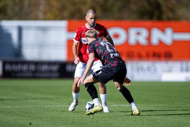 Ivo Colic, (TSG Balingen, 31), am Ball im Mittelfeld, gegen Tobias Boche (KSV Hessen Kassel, 27), TSG Balingen vs. KSV Hessen Kassel, Fussball, Regionalliga Suedwest, 14. Spieltag, Saison 2025 2026, 25.10.2025, Eibner-Pressefoto Andreas Ulmer TSG Balingen vs. KSV Hessen Kassel, Fussball, Regionalliga Suedwest, 14. Spieltag, Saison 2025 2026, 25.10.2025, Balingen Copyright: xEibner-Pressefoto AndreasxUlmerx EP_AUR