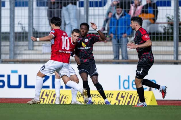 Phineas Bonianga (KSV Hessen Kassel, 11), verliert den Ball gegen Enrique Katsianas, Tim Hannak, (TSG Balingen, 06), TSG Balingen vs. KSV Hessen Kassel, Fussball, Regionalliga Suedwest, 14. Spieltag, Saison 2025 2026, 25.10.2025, Eibner-Pressefoto Andreas Ulmer TSG Balingen vs. KSV Hessen Kassel, Fussball, Regionalliga Suedwest, 14. Spieltag, Saison 2025 2026, 25.10.2025, Balingen Copyright: xEibner-Pressefoto AndreasxUlmerx EP_AUR