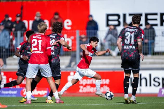 Halim Eroglu, (TSG Balingen, 34) am Fluegel, TSG Balingen vs. KSV Hessen Kassel, Fussball, Regionalliga Suedwest, 14. Spieltag, Saison 2025 2026, 25.10.2025, Eibner-Pressefoto Andreas Ulmer TSG Balingen vs. KSV Hessen Kassel, Fussball, Regionalliga Suedwest, 14. Spieltag, Saison 2025 2026, 25.10.2025, Balingen Copyright: xEibner-Pressefoto AndreasxUlmerx EP_AUR