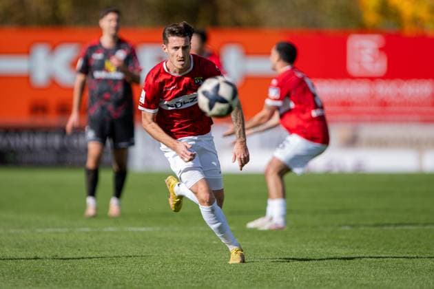 Sascha Eisele, (TSG Balingen, 02), den Ball im Blick, TSG Balingen vs. KSV Hessen Kassel, Fussball, Regionalliga Suedwest, 14. Spieltag, Saison 2025 2026, 25.10.2025, Eibner-Pressefoto Andreas Ulmer TSG Balingen vs. KSV Hessen Kassel, Fussball, Regionalliga Suedwest, 14. Spieltag, Saison 2025 2026, 25.10.2025, Balingen Copyright: xEibner-Pressefoto AndreasxUlmerx EP_AUR