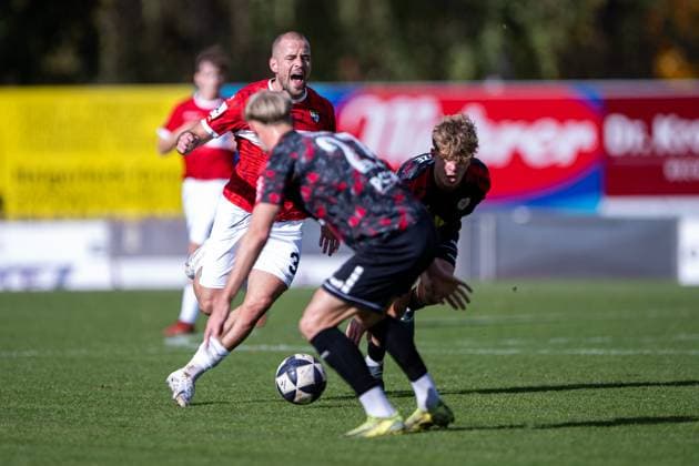 Ivo Colic, (TSG Balingen, 31) wird gefpult von Tobias Boche (KSV Hessen Kassel, 27), TSG Balingen vs. KSV Hessen Kassel, Fussball, Regionalliga Suedwest, 14. Spieltag, Saison 2025 2026, 25.10.2025, Eibner-Pressefoto Andreas Ulmer TSG Balingen vs. KSV Hessen Kassel, Fussball, Regionalliga Suedwest, 14. Spieltag, Saison 2025 2026, 25.10.2025, Balingen Copyright: xEibner-Pressefoto AndreasxUlmerx EP_AUR