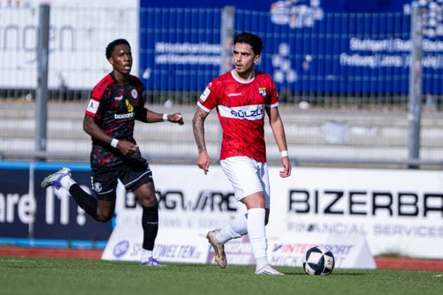 Enrique Katsianas Sanchez, (TSG Balingen , 10) gegen Phineas Bonianga (KSV Hessen Kassel, 11), TSG Balingen vs. KSV Hessen Kassel, Fussball, Regionalliga Suedwest, 14. Spieltag, Saison 2025 2026, 25.10.2025, Eibner-Pressefoto Andreas Ulmer TSG Balingen vs. KSV Hessen Kassel, Fussball, Regionalliga Suedwest, 14. Spieltag, Saison 2025 2026, 25.10.2025, Balingen Copyright: xEibner-Pressefoto AndreasxUlmerx EP_AUR