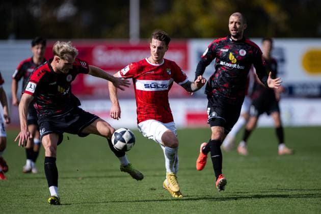 Sascha Eisele, (TSG Balingen, 02), rechts gegen, Tobias Boche (KSV Hessen Kassel, 27), TSG Balingen vs. KSV Hessen Kassel, Fussball, Regionalliga Suedwest, 14. Spieltag, Saison 2025 2026, 25.10.2025, Eibner-Pressefoto Andreas Ulmer TSG Balingen vs. KSV Hessen Kassel, Fussball, Regionalliga Suedwest, 14. Spieltag, Saison 2025 2026, 25.10.2025, Balingen Copyright: xEibner-Pressefoto AndreasxUlmerx EP_AUR