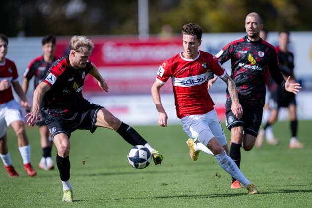 Sascha Eisele, (TSG Balingen, 02), rechts gegen, Tobias Boche (KSV Hessen Kassel, 27), TSG Balingen vs. KSV Hessen Kassel, Fussball, Regionalliga Suedwest, 14. Spieltag, Saison 2025 2026, 25.10.2025, Eibner-Pressefoto Andreas Ulmer TSG Balingen vs. KSV Hessen Kassel, Fussball, Regionalliga Suedwest, 14. Spieltag, Saison 2025 2026, 25.10.2025, Balingen Copyright: xEibner-Pressefoto AndreasxUlmerx EP_AUR