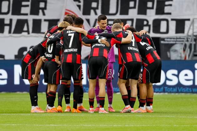 Mannschaftskreis Eintracht Frankfurt vor Spielbeginn , Deutschland, Fussball, 1. Bundesliga, 8.Spieltag, 2025 2026, Eintracht Frankfurt vs. FC St. Pauli, 25.10.2025, Deutsche-Bank-Park, Frankfurt am Main, Deutschland Frankfurt am Main Deutsche-Bank-Park Hessen Deutschland Copyright: xGrantxHubbsx