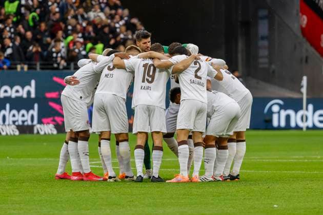 Mannschaftskreis FC St. Pauli vor Spielbeginn , Deutschland, Fussball, 1. Bundesliga, 8.Spieltag, 2025 2026, Eintracht Frankfurt vs. FC St. Pauli, 25.10.2025, Deutsche-Bank-Park, Frankfurt am Main, Deutschland Frankfurt am Main Deutsche-Bank-Park Hessen Deutschland Copyright: xGrantxHubbsx