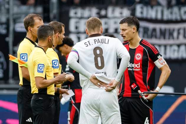 Eric Smith (FC St. Pauli, 08) und Robin Koch (Eintracht Frankfurt, 04) bei der Platzwahl , Deutschland, Fussball, 1. Bundesliga, 8.Spieltag, 2025 2026, Eintracht Frankfurt vs. FC St. Pauli, 25.10.2025, Deutsche-Bank-Park, Frankfurt am Main, Deutschland Frankfurt am Main Deutsche-Bank-Park Hessen Deutschland Copyright: xGrantxHubbsx