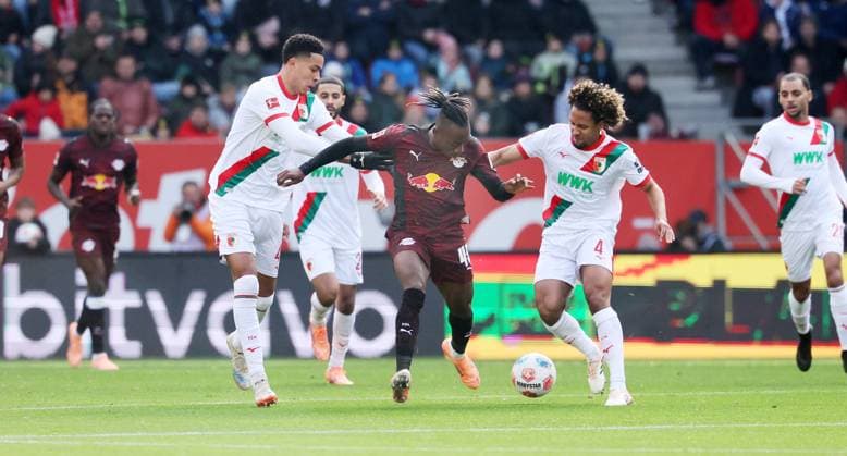 Augsburg - RB Leipzig Bundesliga Augsburg, 25.10.2025, WWK Arena, Fußball, 1.Bundesliga, 8.Spieltag , FC Augsburg vs. RB Leipzig , Im Bild von links: Noahkai Banks ( 40,Augsburg), Yan Diomande (49, RB Leipzig), Han-Noah Massengo ( 4,Augsburg). , Nur zur redaktionellen Nutzung. Only editorial use. , DFL DFB regulations prohibit any use of photographs as image sequences and or quasi-video. ,
